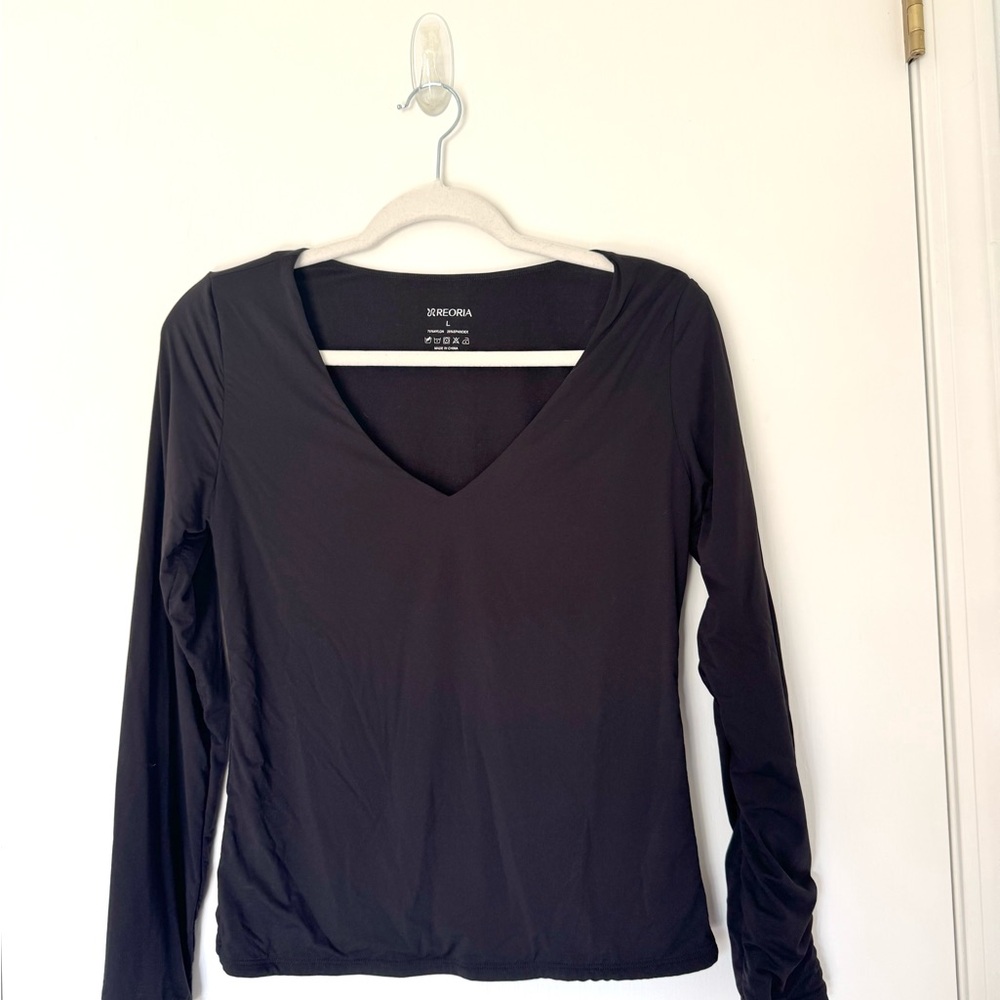 ReoRia Women's Elegant Black Long Sleeve Soft Tee